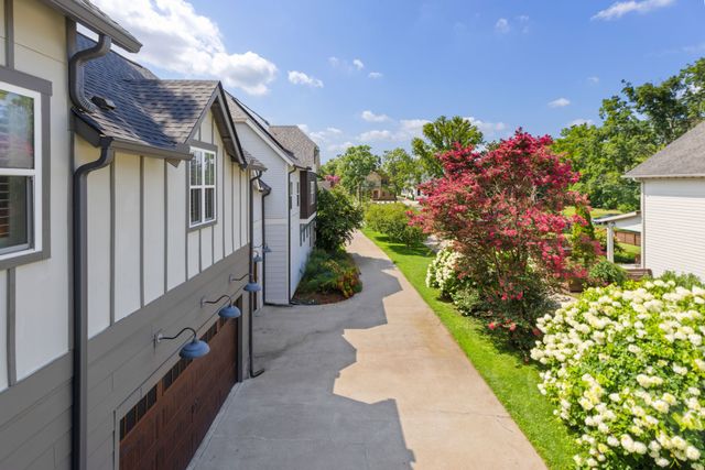 908B Gale Ln, Nashville, TN 37204