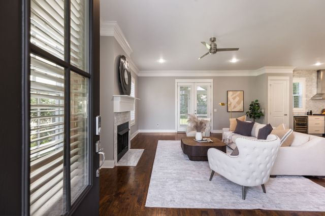 908B Gale Ln, Nashville, TN 37204