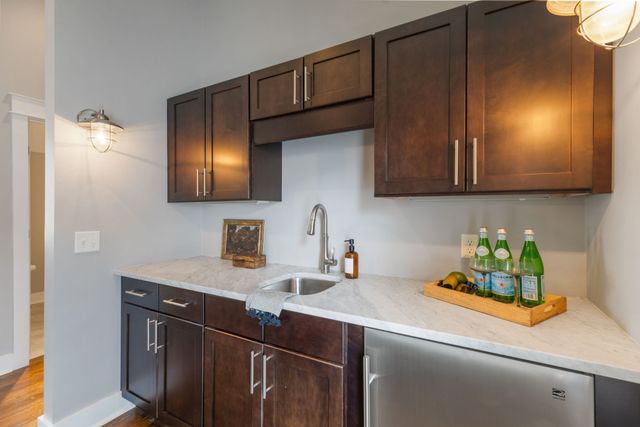 908B Gale Ln, Nashville, TN 37204