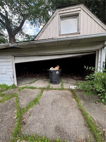 16015 S Lotus Drive, Cleveland, OH 44128