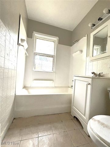 16015 S Lotus Drive, Cleveland, OH 44128