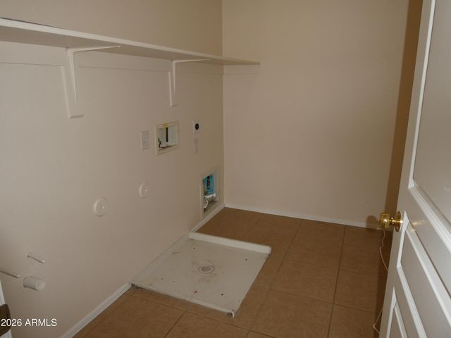 8812 W GLENN Drive, Glendale, AZ 85305