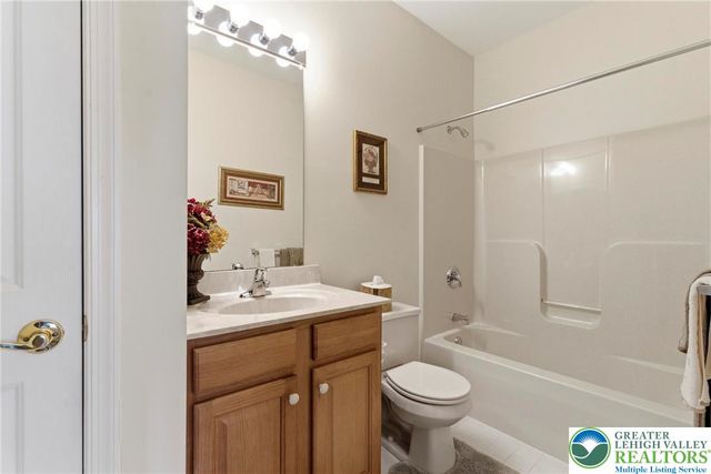 16 Kent Lane, Palmer Twp, PA 18045