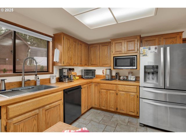 1853 RIDGE WATER Dr, Sutherlin, OR 97479