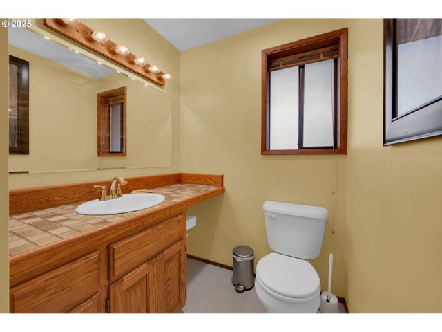 1853 RIDGE WATER Dr, Sutherlin, OR 97479