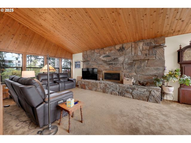 1853 RIDGE WATER Dr, Sutherlin, OR 97479