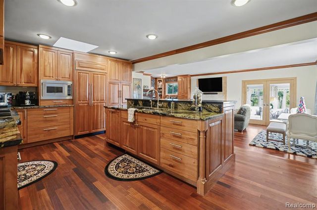 6622 Houghten Drive, Troy, MI 48098