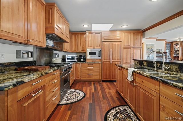 6622 Houghten Drive, Troy, MI 48098