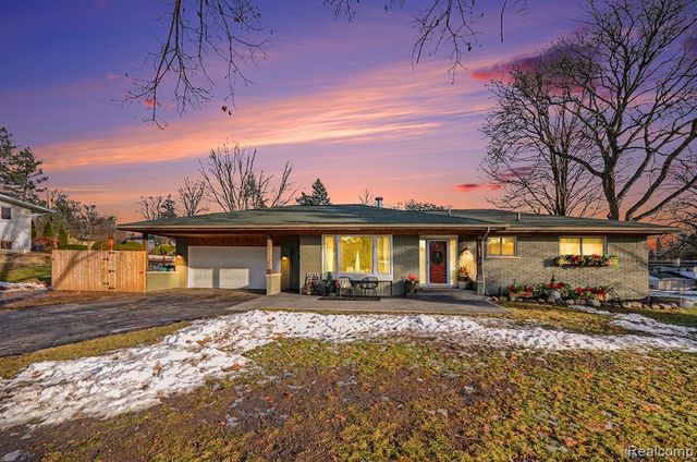 6622 Houghten Drive, Troy, MI 48098