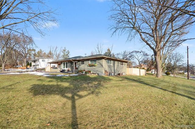 6622 Houghten Drive, Troy, MI 48098