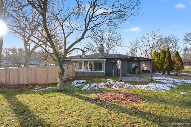 6622 Houghten Drive, Troy, MI 48098