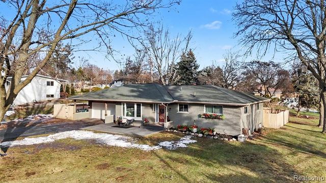 6622 Houghten Drive, Troy, MI 48098