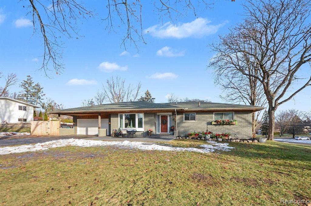 6622 Houghten Drive, Troy, MI 48098