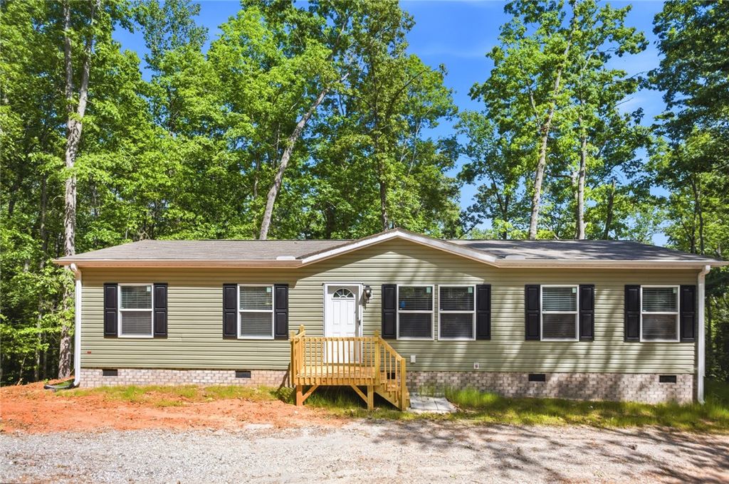 825 Trailwinds Drive, Westminster, SC 29693
