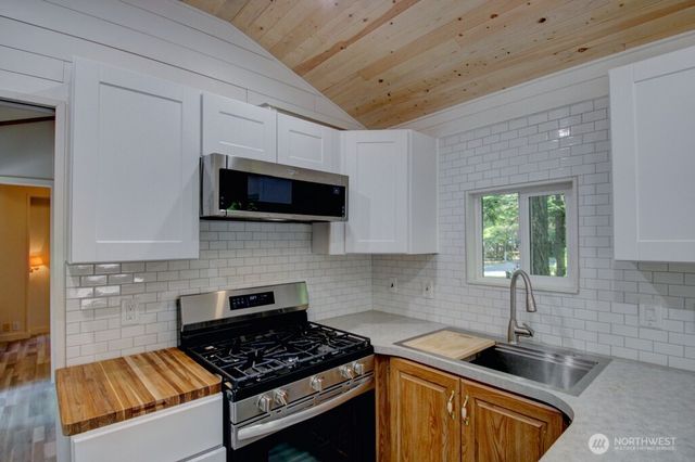 92 Riverside Drive, Deming, WA 98244