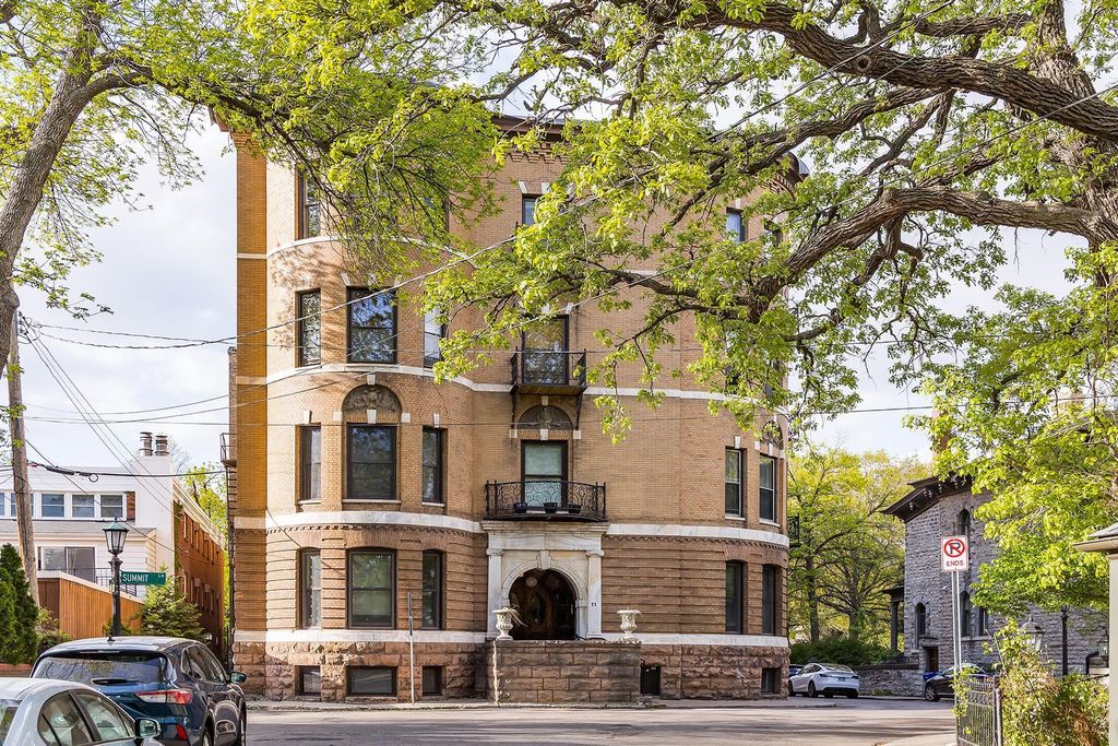 11 Summit Court 11, Saint Paul, MN 55102