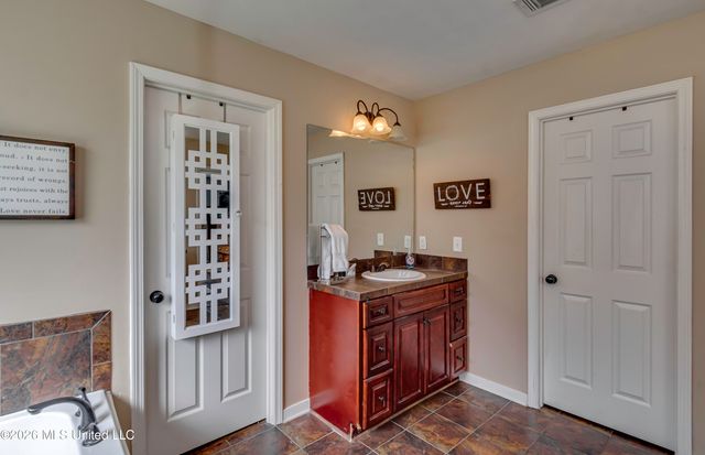 125 Whispering Oaks Crossing, Pearl, MS 39208
