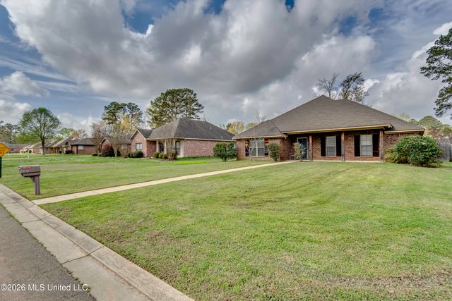 125 Whispering Oaks Crossing, Pearl, MS 39208