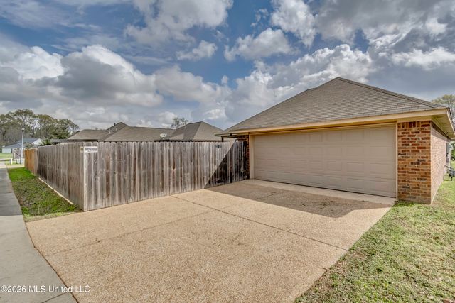 125 Whispering Oaks Crossing, Pearl, MS 39208