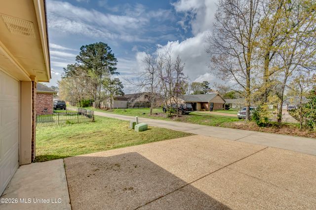125 Whispering Oaks Crossing, Pearl, MS 39208