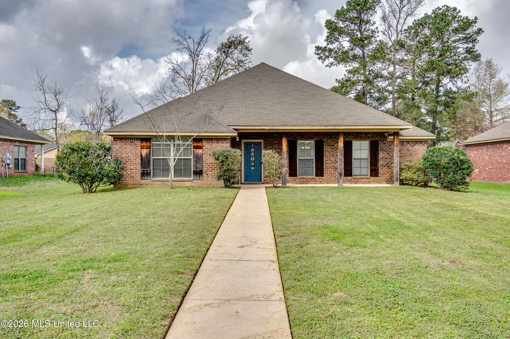 125 Whispering Oaks Crossing, Pearl, MS 39208