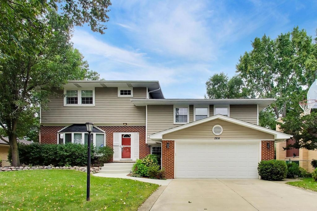 1914 N Burke Drive, Arlington Heights, IL 60004 — exterior