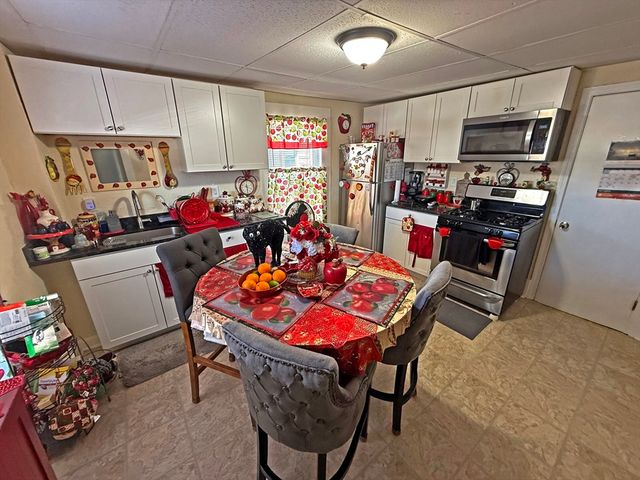 8 Read St, Lowell, MA 01850