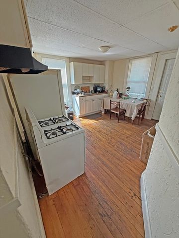 8 Read St, Lowell, MA 01850