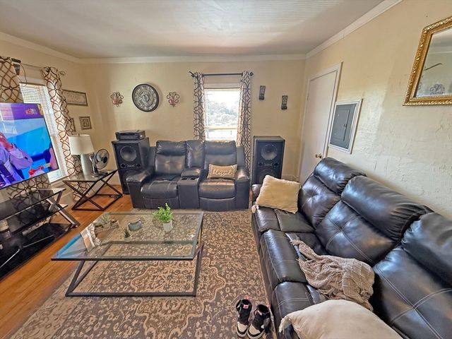 8 Read St, Lowell, MA 01850