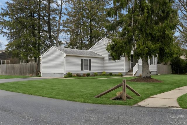 3 Roy Avenue, West Islip, NY 11795