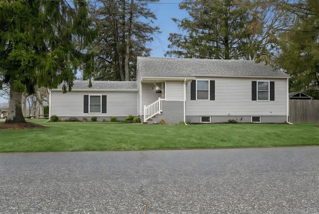 3 Roy Avenue, West Islip, NY 11795