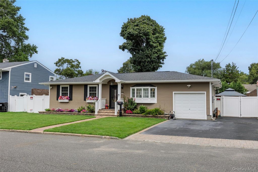 133 Missouri Avenue, Bay Shore, NY 11706 — photo 2