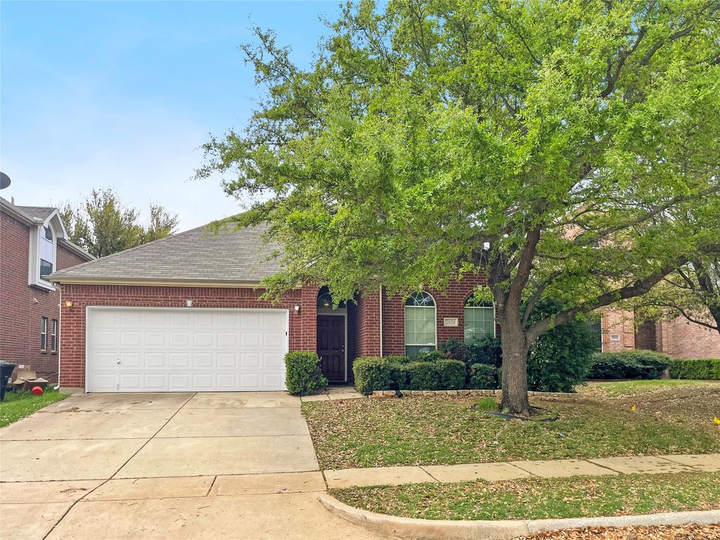 2820 Thorncreek Lane, Fort Worth, TX 76177