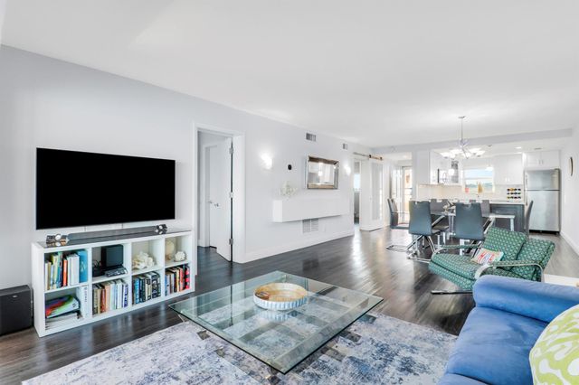 52 Yacht Club Drive 402, North Palm Beach, FL 33408