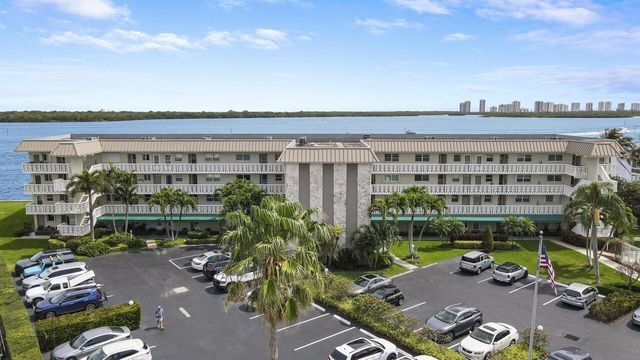 52 Yacht Club Drive 402, North Palm Beach, FL 33408