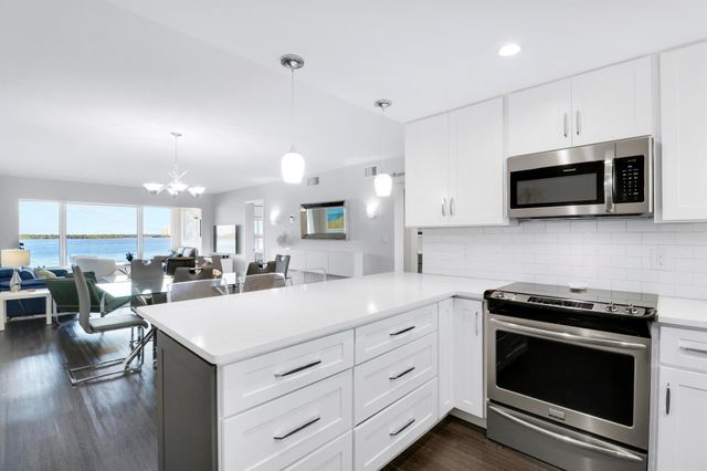 52 Yacht Club Drive 402, North Palm Beach, FL 33408