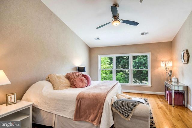 1040 GRAND OAK WAY, Rockville, MD 20852