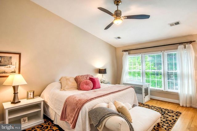 1040 GRAND OAK WAY, Rockville, MD 20852