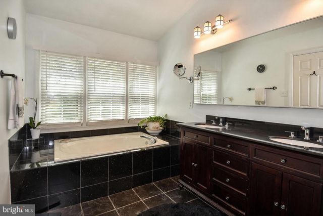 1040 GRAND OAK WAY, Rockville, MD 20852
