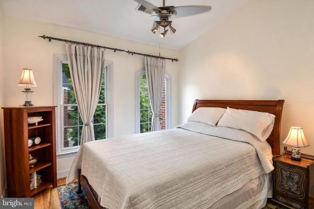 1040 GRAND OAK WAY, Rockville, MD 20852