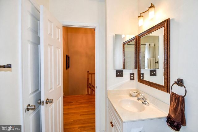 1040 GRAND OAK WAY, Rockville, MD 20852