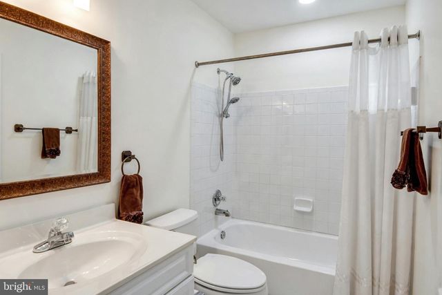 1040 GRAND OAK WAY, Rockville, MD 20852