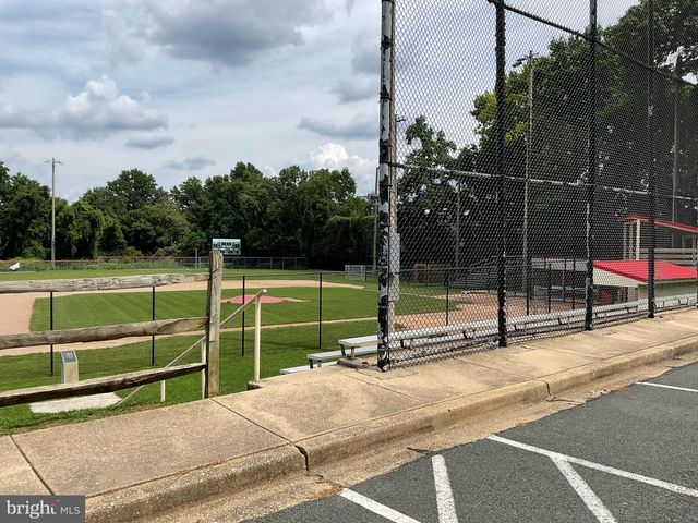 1040 GRAND OAK WAY, Rockville, MD 20852