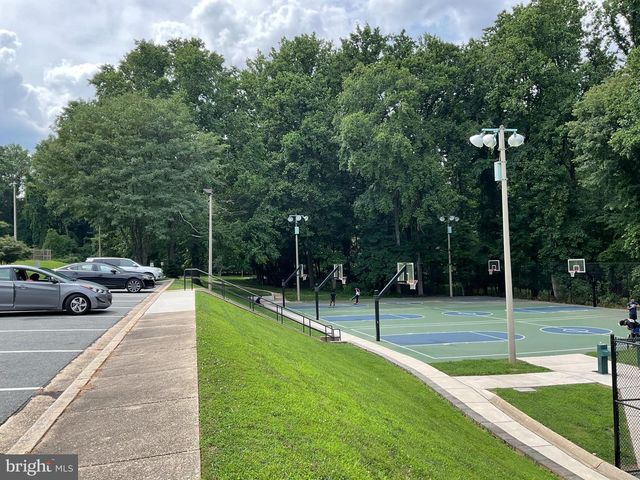1040 GRAND OAK WAY, Rockville, MD 20852