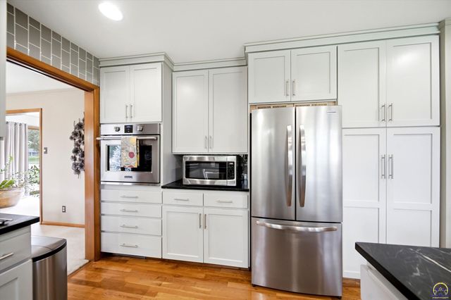 5037 SW West Hills DR, Topeka, KS 66606