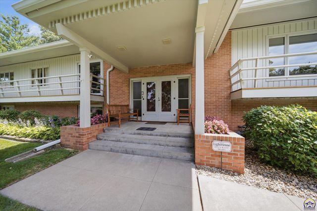 5037 SW West Hills DR, Topeka, KS 66606