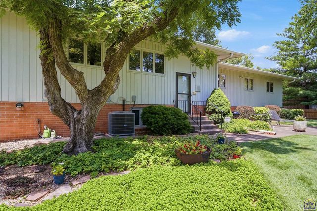 5037 SW West Hills DR, Topeka, KS 66606