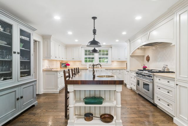 332 Old Sutton Road, Barrington Hills, IL 60010