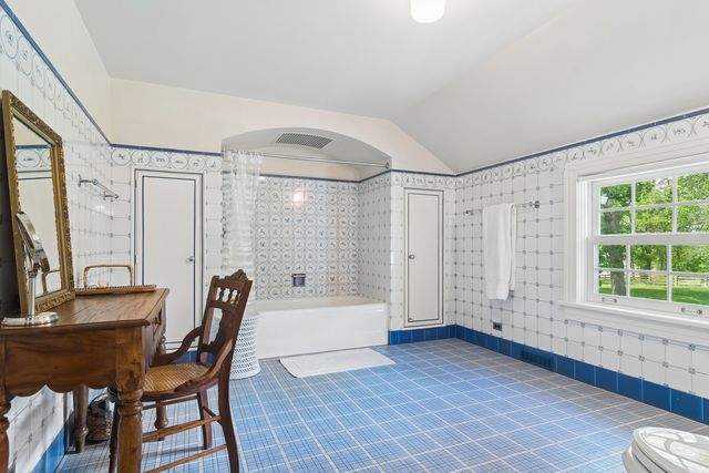 332 Old Sutton Road, Barrington Hills, IL 60010