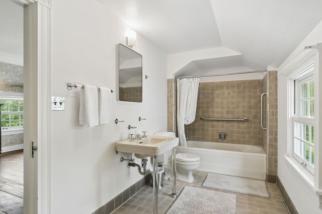 332 Old Sutton Road, Barrington Hills, IL 60010